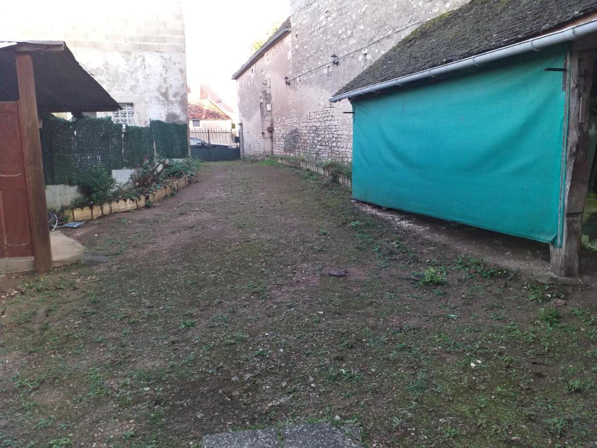 Maison Pour Nombreuses Personnes Pousseaux Exteriör bild